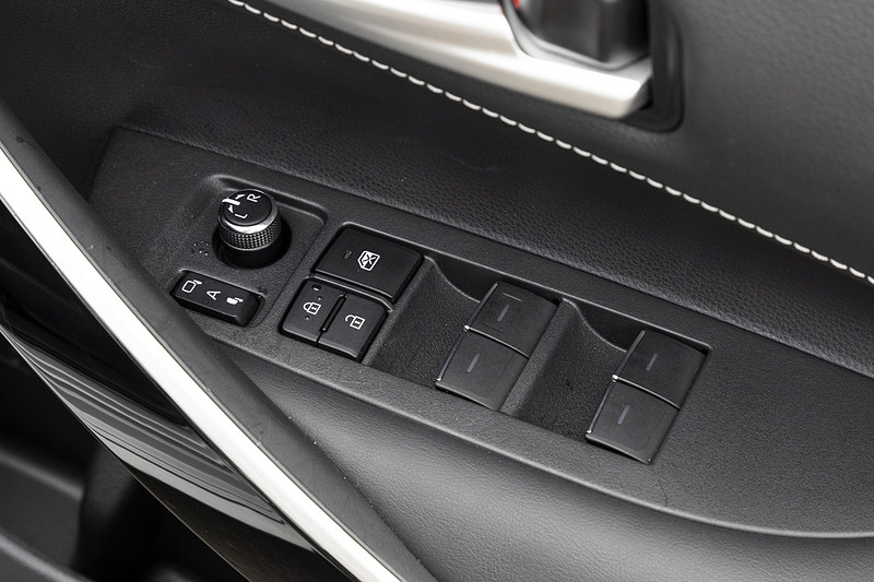 アームレストにはパワーウィンドウのスイッチなど