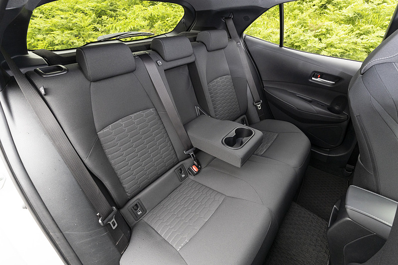 中央には収納式のアームレストを装備