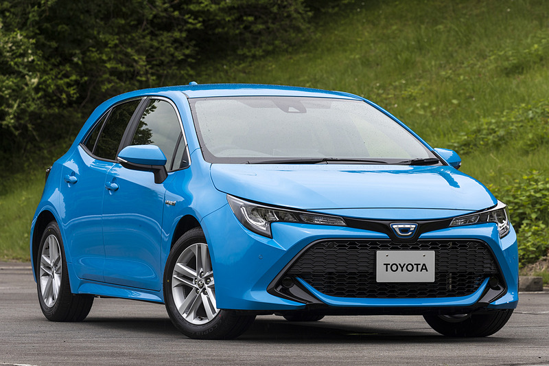 ボディカラーは「シアンメタリック」。ハイブリッド車はカローラエンブレム周囲がブルーになるほか、フェンダー部にバッヂが付く