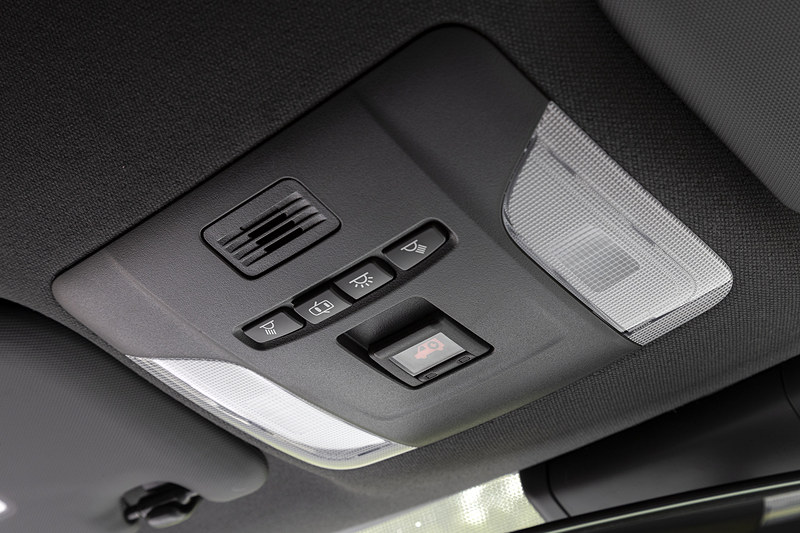 ルームランプまわり。詳細は不明ながら「ヘルプネット」用の通報ボタンを装備している