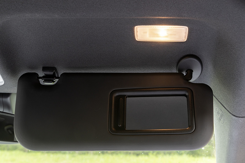 サンバイザー裏にバニティミラーと照明を装備