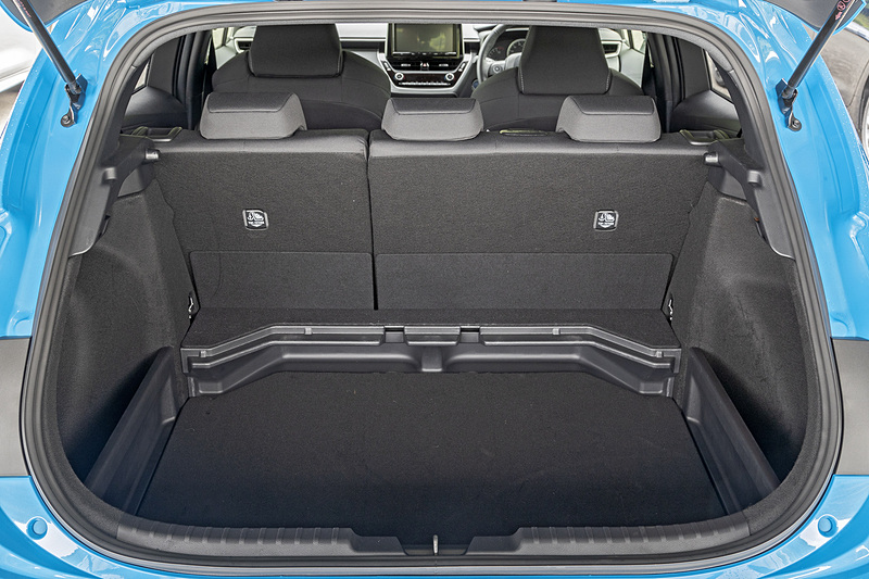 オプション仕様のラゲッジ。折り畳み式のボードを利用することでフルフラットなどのアレンジを実現