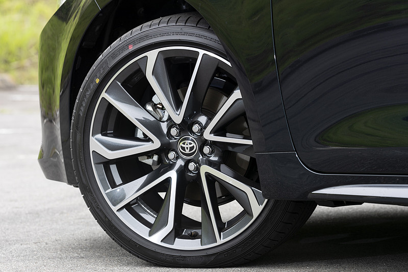 タイヤはダンロップ「SPスポーツマックス050」。サイズは225/40 R18