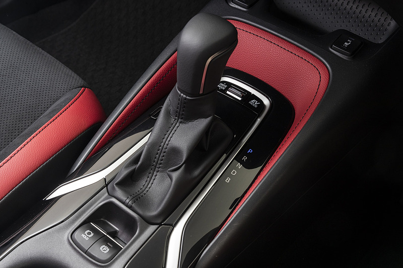 スポーツ仕様のインテリア。オプション仕様ではアクセントカラーとして赤色を採用するほか、表皮がスウェード＆レザーになる