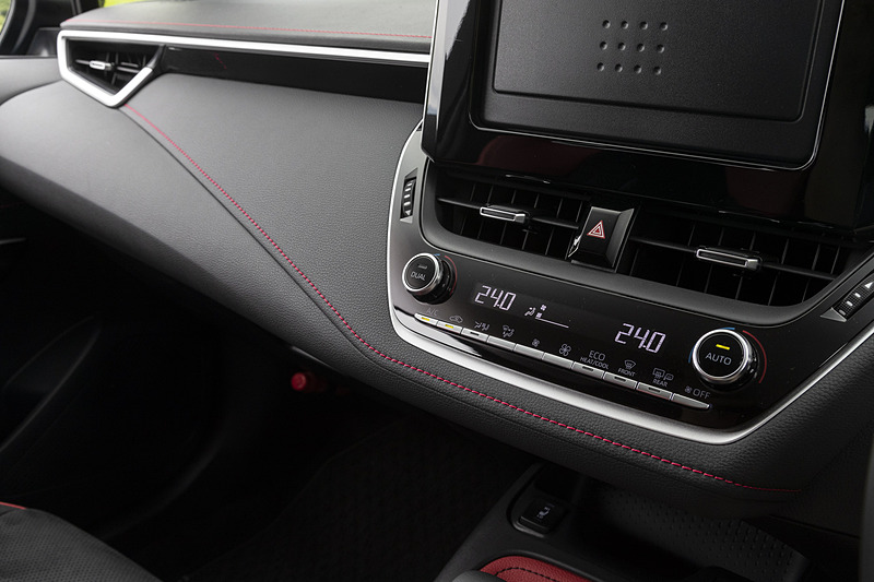 ステッチも赤色