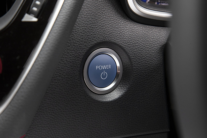 ハイブリッド車のパワースイッチは他モデルと同じく青色