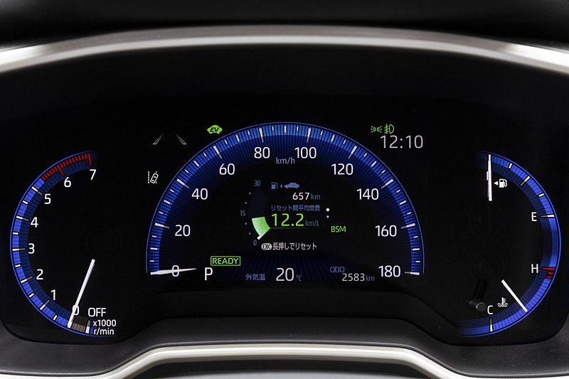 上級仕様のメーターパネルは中央部に7インチ液晶を採用