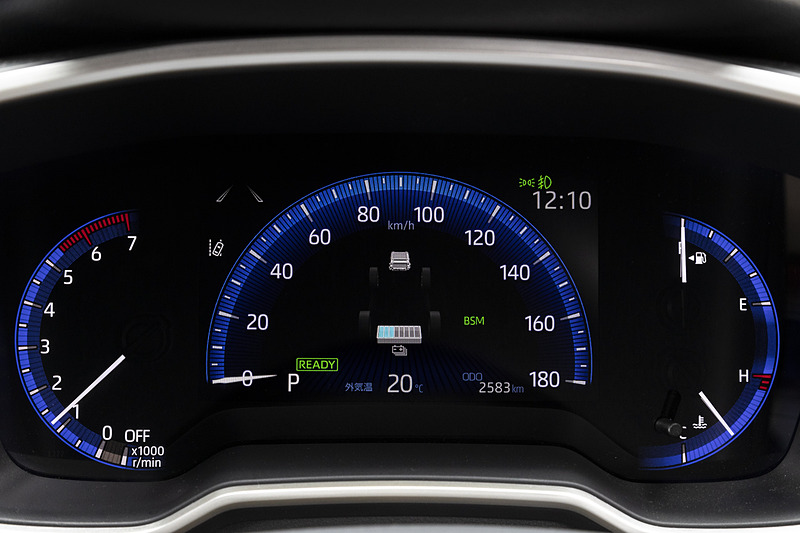 上級仕様のメーターパネルは中央部に7インチ液晶を採用