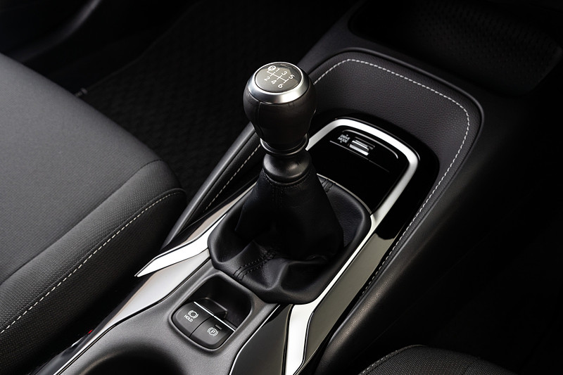 ガソリンモデルにのみ設定される6速MTの「iMT（インテリジェントマニュアルトランスミッション）」。自動ブリッピング機能やエンストしないよう補助してくれる発進アシスト機能が備わる