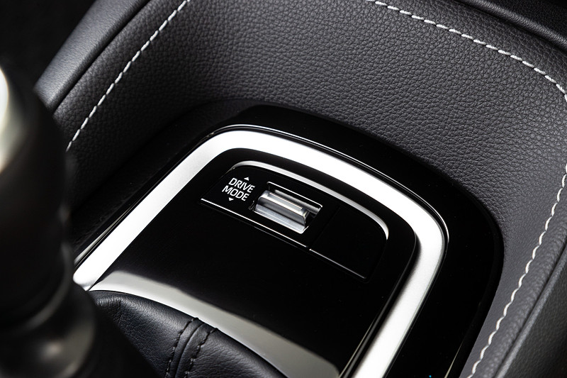 「ドライブモード」では「エコ」「ノーマル」「スポーツ」を選択可能。AVS搭載車ではさらに「コンフォート」「スポーツ S＋」を加えた計5種類のモードが用意される