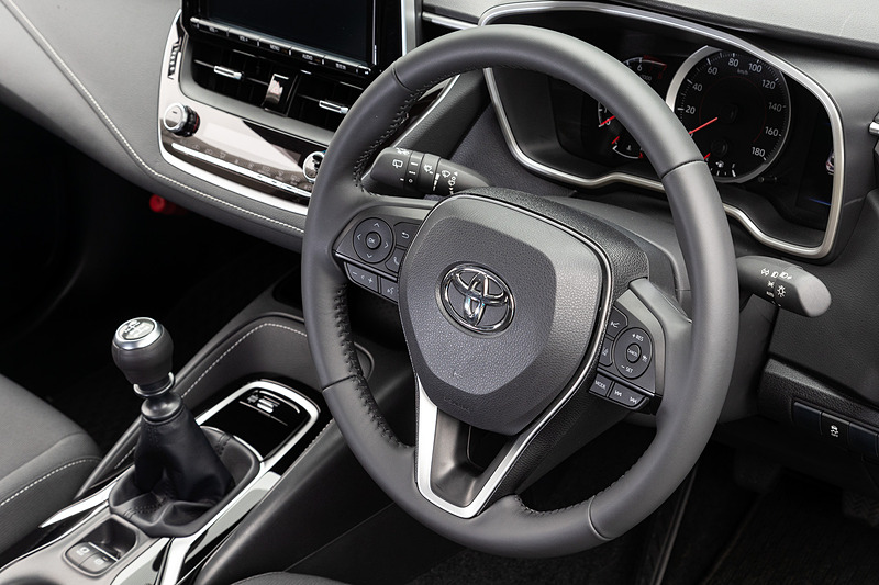 ガソリンモデルにのみ設定される6速MTの「iMT（インテリジェントマニュアルトランスミッション）」。自動ブリッピング機能やエンストしないよう補助してくれる発進アシスト機能が備わる