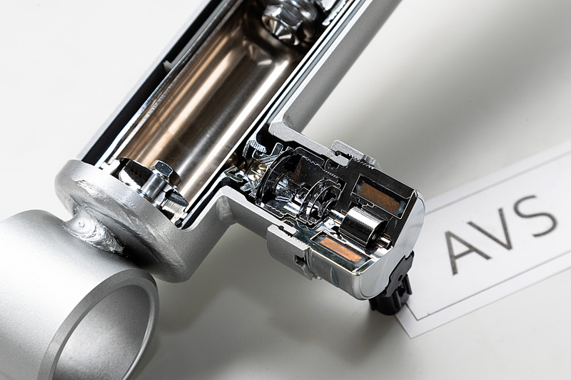 電子制御により走行状況に応じて減衰力を変化させ、自動的に最適化する「AVS（アダプティブ・バリアブル・サスペンション・システム）」仕様も用意