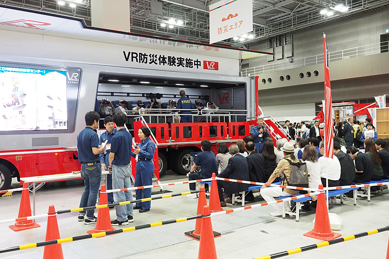 時間帯によっては並ぶ必要があるが、VRで災害を体験できる。31日は地震を体験