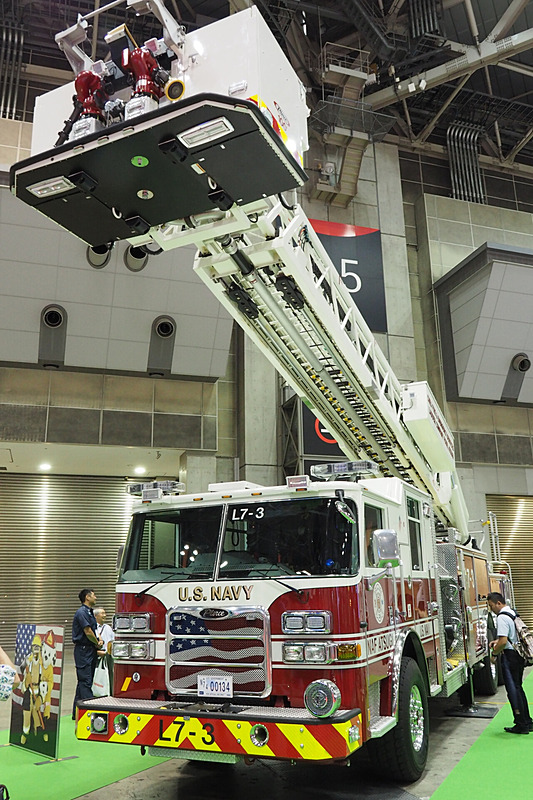 厚木基地からやってきたはしご車。国内向けとは違うサイズや迫力に圧倒される