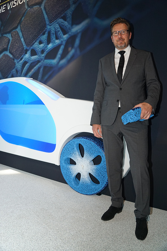 2017年に発表した3Dプリンターでトレッドを補充するタイヤ「MICHELIN VISIONARY CONCEPT」とMichelin  Corporate Scientific, and innovation communication DirectorのCyrille Roget氏
