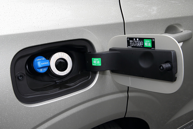 フューエルリッドを開けたところ。給油口の隣からAdBlue（尿素水）の補充ができる