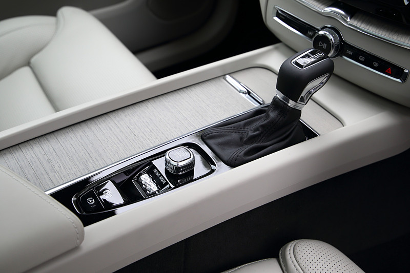 明るい開放的なインテリアは、シートカラーがブロンド、インテリアカラーがチャコール＆ブロンド。撮影車はオプションのチルトアップ機構付電動パノラマ・ガラス・サンルーフを装着していた