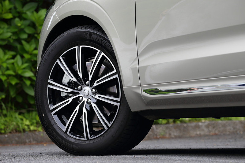 エクステリアでは「D4」のバッヂが付く程度と、他のXC60シリーズと大きな違いはない。足下は19インチアルミホイールにミシュラン「Latitude Sport 3」（235/55 R19）の組み合わせ