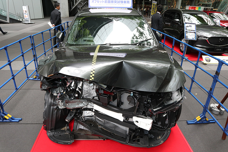 64km/hの速度でテスト車を走らせ、固定したアルミハニカムバリアに向かって運転席側の一部（オーバーラップ率40％）を前面衝突させたCX-8