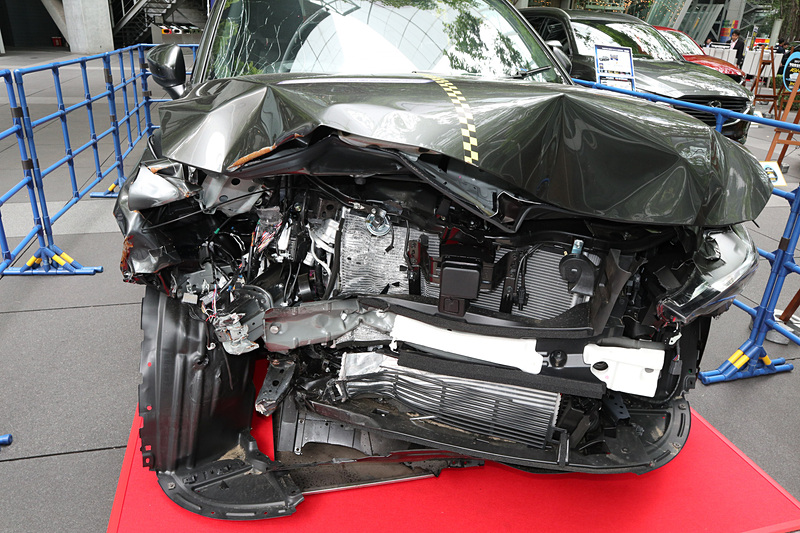 64km/hの速度でテスト車を走らせ、固定したアルミハニカムバリアに向かって運転席側の一部（オーバーラップ率40％）を前面衝突させたCX-8