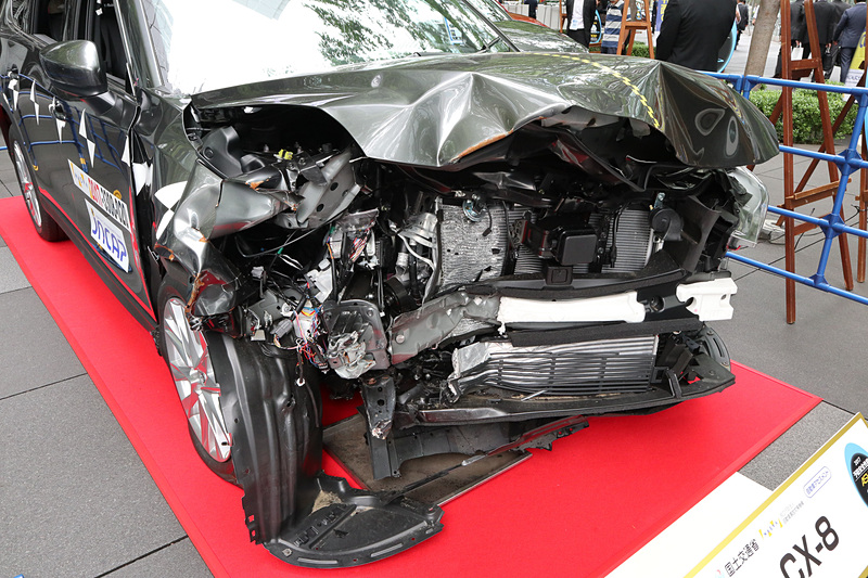 64km/hの速度でテスト車を走らせ、固定したアルミハニカムバリアに向かって運転席側の一部（オーバーラップ率40％）を前面衝突させたCX-8