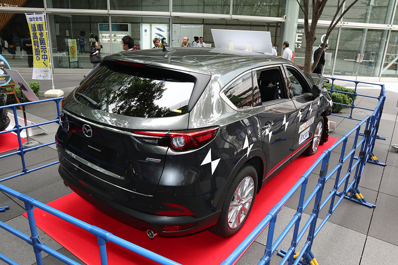 フロントノーズやエンジンルームは痛々しく変形しているが、Aピラーから後方は影響が見られず、衝撃を車両前方だけでしっかりと吸収していることが分かる