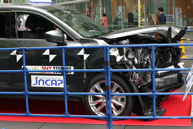 フロントノーズやエンジンルームは痛々しく変形しているが、Aピラーから後方は影響が見られず、衝撃を車両前方だけでしっかりと吸収していることが分かる