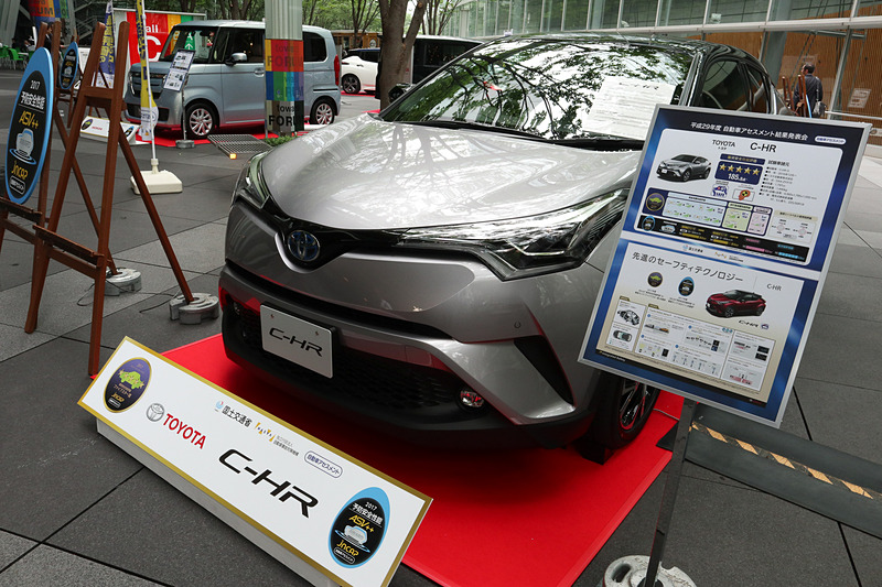 「C-HR」の開発担当者として登壇したトヨタ自動車株式会社 Toyota Compact Car Company TC 製品企画 ZK チーフエンジニアの鈴木啓友氏は「今回、C-HRでは『TNGA』、トヨタニューグローバルアーキテクチャーという新しい概念に基づき、ボディ骨格をゼロから開発し直しております。また、先進安全装備もふんだんに盛り込んで、お客さまにより安心して乗っていただけるクルマを目指して開発してまいりました」とコメント