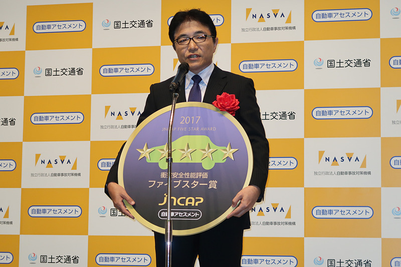 「C-HR」の開発担当者として登壇したトヨタ自動車株式会社 Toyota Compact Car Company TC 製品企画 ZK チーフエンジニアの鈴木啓友氏は「今回、C-HRでは『TNGA』、トヨタニューグローバルアーキテクチャーという新しい概念に基づき、ボディ骨格をゼロから開発し直しております。また、先進安全装備もふんだんに盛り込んで、お客さまにより安心して乗っていただけるクルマを目指して開発してまいりました」とコメント