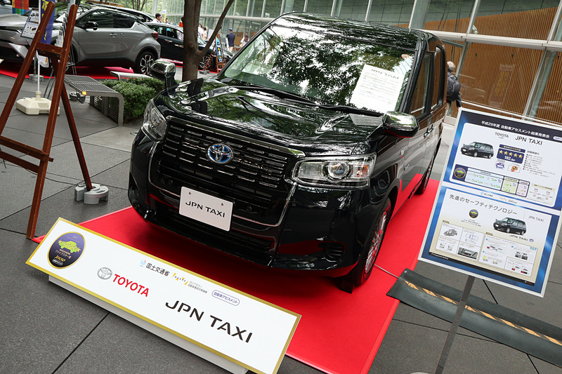 「JPN TAXI」の開発担当者として登壇したトヨタ自動車株式会社 Toyota Compact Car Company TC 製品企画 ZP チーフエンジニアの粥川宏氏は「タクシーは、われわれの中で最も身近な公共交通だと思っております。その公共交通としての役割、それは快適に移動するだけではなく、安心・安全に移動できることも非常に大事だと考えております。われわれはこの『JPN TAXI』の開発でそれを目指してきました。結果としてこのような賞をいただけたことは、われわれ開発陣としても非常に励みになります。これからこの『JPN TAXI』で、バリアフリーな街作り、そしてビジット・ジャパン事業にしっかり貢献していきたいと思います」とコメント