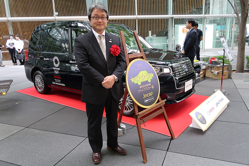 「JPN TAXI」の開発担当者として登壇したトヨタ自動車株式会社 Toyota Compact Car Company TC 製品企画 ZP チーフエンジニアの粥川宏氏は「タクシーは、われわれの中で最も身近な公共交通だと思っております。その公共交通としての役割、それは快適に移動するだけではなく、安心・安全に移動できることも非常に大事だと考えております。われわれはこの『JPN TAXI』の開発でそれを目指してきました。結果としてこのような賞をいただけたことは、われわれ開発陣としても非常に励みになります。これからこの『JPN TAXI』で、バリアフリーな街作り、そしてビジット・ジャパン事業にしっかり貢献していきたいと思います」とコメント