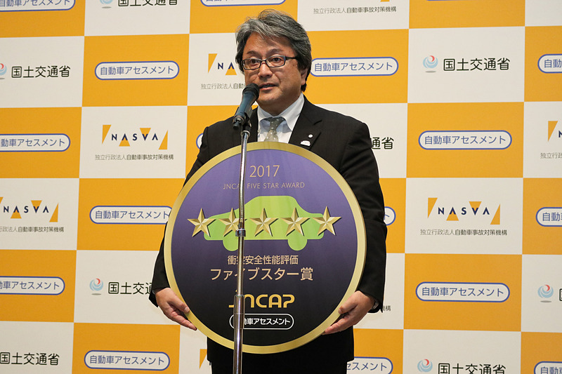 「JPN TAXI」の開発担当者として登壇したトヨタ自動車株式会社 Toyota Compact Car Company TC 製品企画 ZP チーフエンジニアの粥川宏氏は「タクシーは、われわれの中で最も身近な公共交通だと思っております。その公共交通としての役割、それは快適に移動するだけではなく、安心・安全に移動できることも非常に大事だと考えております。われわれはこの『JPN TAXI』の開発でそれを目指してきました。結果としてこのような賞をいただけたことは、われわれ開発陣としても非常に励みになります。これからこの『JPN TAXI』で、バリアフリーな街作り、そしてビジット・ジャパン事業にしっかり貢献していきたいと思います」とコメント