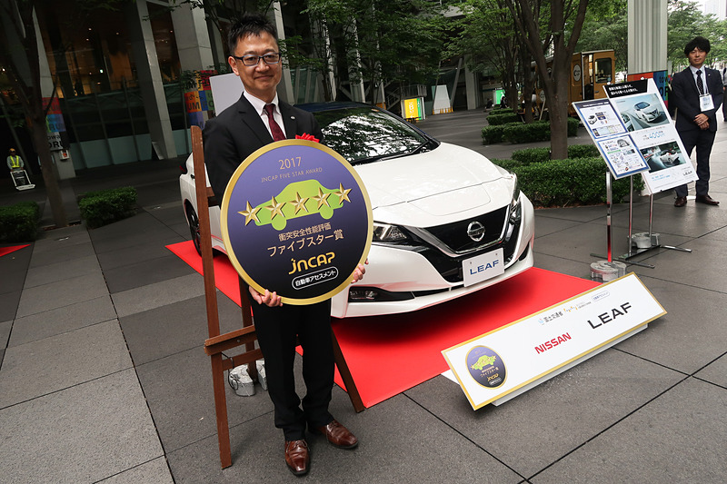 「リーフ」の開発担当者として登壇した日産自動車株式会社 Nissan 第一製品開発本部 Nissan 第一製品開発部 第四プロジェクト統括グループ 車両開発主管の佐々木博樹氏は「私どもの仕事は、電気自動車により魅力を付加していくということだけではなく、電気自動車の普及で妨げになるお客さまのご心配や懸念を1つずつ払拭していくこと。これが仕事です。今回、このような賞をいただきましたことで、お客さまに電気自動車を選んでいただくハードルがまた1つ下がったと理解しております。安心して選んでいただける電気自動車をこれからも開発してまいりたいと思っております」とコメント