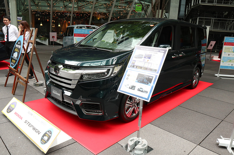 「ステップワゴン」の開発担当者として登壇した株式会社本田技術研究所 四輪R&Dセンター 第9技術開発室 第1ブロック 主任研究員の斎藤葉治氏は「『ステップワゴン』としては、モデルチェンジをしてから今回で2回目のファイブスター賞受賞になりました。そのモデルチェンジでは、外観デザインの一新と、ハイブリッドシステムの搭載で開発を行ないました。『ステップワゴン』を見に来ていただくお客さまの関心事では、『ファミリーカーとしての安全性』に注目していると考えております。結果として、ガソリン車に続いてハイブリッド車で2回目のファイブスター賞受賞ということは、そうしたお客さまの関心に対するお答えであり、われわれが常に追及し続けている安心・安全なクルマ作りに対する成果を高く評価していただけたと思っております」とコメント