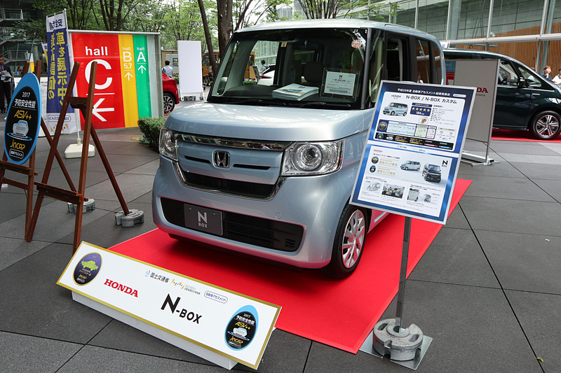 「N-BOX」の開発担当者として登壇した株式会社本田技術研究所 四輪R＆Dセンター LPL HGJ-S 主任研究員の白土清成氏は「『N-BOX』は軽自動車でございます。日本の中にはまだまだ軽自動車でなければ移動が困難な地域やお客さまが多数いらっしゃいます。そのようなお客さまに、大きいクルマと同等の安全性能を提供するのはわれわれ自動車メーカーの責務だと感じておりまして、今回の受賞を糧に、今後とも世界一安全なコンパクトカー作りを目指していきます」とコメント