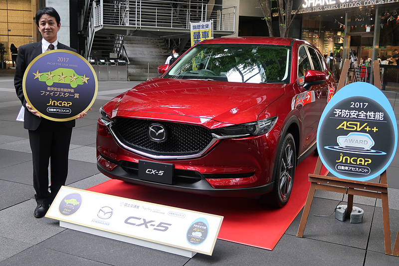 「CX-5」「CX-8」の開発担当者として登壇したマツダ株式会社 商品本部 主査の松岡英樹氏は「『CX-5』は“走る歓びの深化”を掲げ、最新の技術を盛り込んだモデルです。その中でも安心・安全は基本の性能になると思います。マツダは『サステイナブル“Zoom-Zoom”宣言2030』を昨年発表して、人、地球、社会に優しいクルマ作りを目指しております。その中でこのような賞をいただけたことは、われわれが目指している方向が非常に正しかったと感じており、これからも安心・安全なクルマ社会に少しでも貢献できるよう、微力ではありますが引き続き努力を続けてまいりたいと思います」とコメント。また、「『CX-8』は2017年度の衝突安全性能評価で最高得点、マツダの歴代車種でも最高得点、合わせて先月発表されました予防安全性能でも満点で『ASV++』を獲得することができました。われわれが掲げて開発している車種共通の予防安全性能『マツダ・プロアクティブ・セーフティ』と、これを実現するための『SKYACTIV-BODY』や『i-ACTIVSENSE』を一貫してどのクルマにも搭載して進化させてきた成果の現われだと感じております」と語った