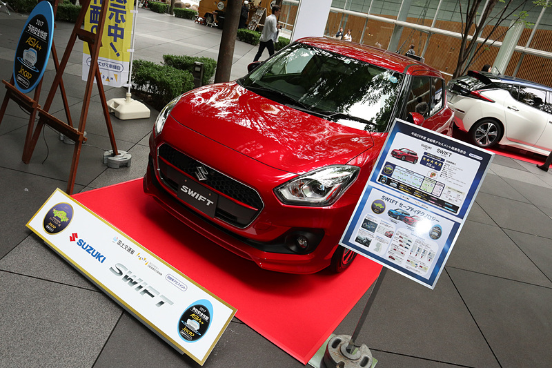 「スイフト」の開発担当者として登壇したスズキ株式会社 四輪商品第二部 チーフエンジニアの小堀昌雄氏は「『スイフト』はお客さまの生活に寄り添えるような、その人らしいユニークな商品を目指して開発を進めました。デザインや走行性能、環境性能、そして安全性能を進化させることに全力を注いで開発した商品です。より多くのお客さまに、楽しく、そして安心してご愛用いただけるようなクルマを目指して作ってきた『スイフト』が、このような賞をいただけたことを大変嬉しく思っております。このような機会を得られたことを糧に、これからもより楽しく、より安心して乗っていただける商品をお客さまに届けられるよう、全社一丸となって取り組んでまいりたいと思います」とコメント。なお、スズキでは過去に日産からOEM提供されて販売する「ランディ」でファイブスター賞を受賞したことはあったが、スズキで生産したモデルでファイブスター賞を手にしたのはスイフトが初になるという