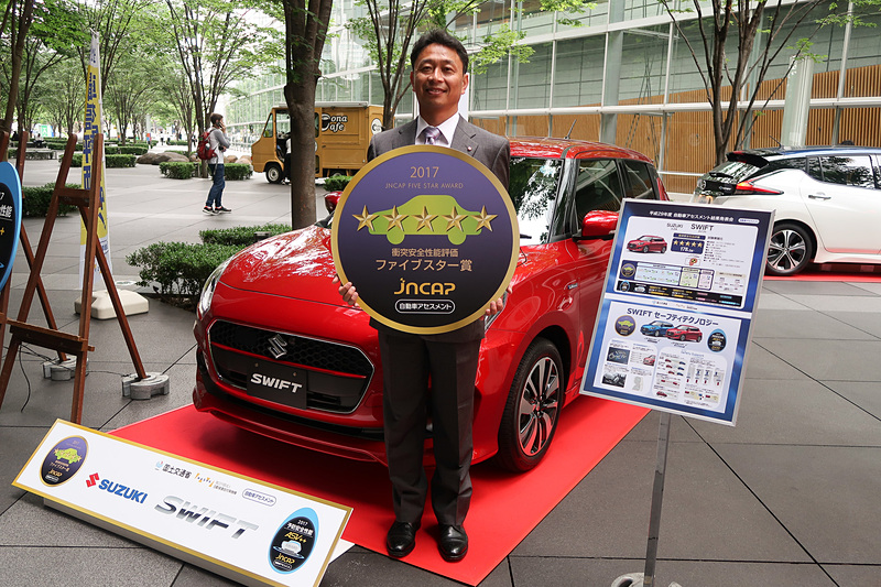 「スイフト」の開発担当者として登壇したスズキ株式会社 四輪商品第二部 チーフエンジニアの小堀昌雄氏は「『スイフト』はお客さまの生活に寄り添えるような、その人らしいユニークな商品を目指して開発を進めました。デザインや走行性能、環境性能、そして安全性能を進化させることに全力を注いで開発した商品です。より多くのお客さまに、楽しく、そして安心してご愛用いただけるようなクルマを目指して作ってきた『スイフト』が、このような賞をいただけたことを大変嬉しく思っております。このような機会を得られたことを糧に、これからもより楽しく、より安心して乗っていただける商品をお客さまに届けられるよう、全社一丸となって取り組んでまいりたいと思います」とコメント。なお、スズキでは過去に日産からOEM提供されて販売する「ランディ」でファイブスター賞を受賞したことはあったが、スズキで生産したモデルでファイブスター賞を手にしたのはスイフトが初になるという