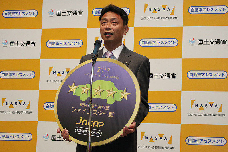 「スイフト」の開発担当者として登壇したスズキ株式会社 四輪商品第二部 チーフエンジニアの小堀昌雄氏は「『スイフト』はお客さまの生活に寄り添えるような、その人らしいユニークな商品を目指して開発を進めました。デザインや走行性能、環境性能、そして安全性能を進化させることに全力を注いで開発した商品です。より多くのお客さまに、楽しく、そして安心してご愛用いただけるようなクルマを目指して作ってきた『スイフト』が、このような賞をいただけたことを大変嬉しく思っております。このような機会を得られたことを糧に、これからもより楽しく、より安心して乗っていただける商品をお客さまに届けられるよう、全社一丸となって取り組んでまいりたいと思います」とコメント。なお、スズキでは過去に日産からOEM提供されて販売する「ランディ」でファイブスター賞を受賞したことはあったが、スズキで生産したモデルでファイブスター賞を手にしたのはスイフトが初になるという