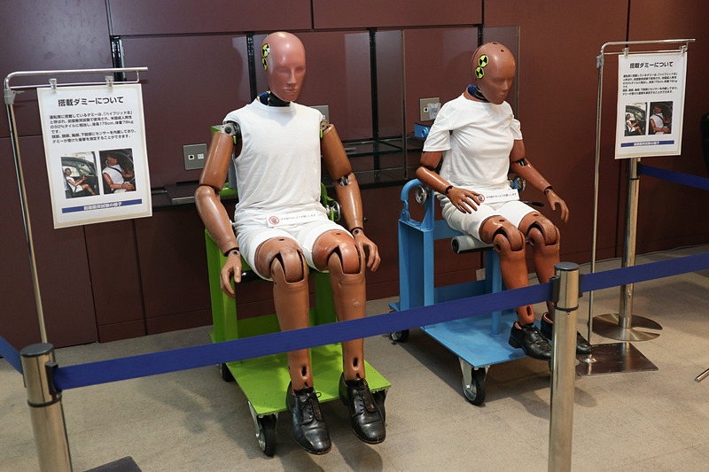 表彰式の会場では、試験で使われている人体ダミー、NASVAでアセスメントを行なっているチャイルドシート、解説パネルなども展示された