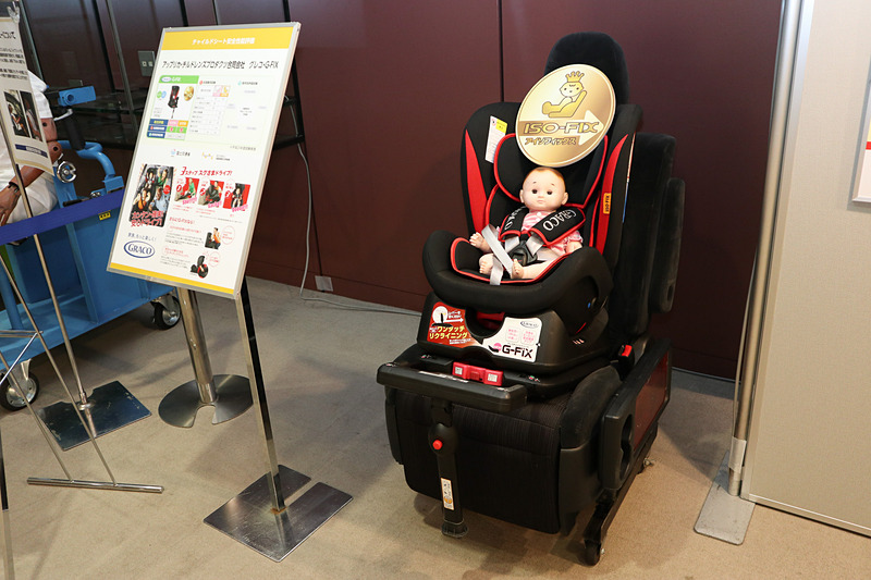 表彰式の会場では、試験で使われている人体ダミー、NASVAでアセスメントを行なっているチャイルドシート、解説パネルなども展示された