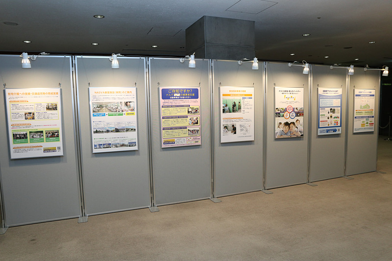 表彰式の会場では、試験で使われている人体ダミー、NASVAでアセスメントを行なっているチャイルドシート、解説パネルなども展示された