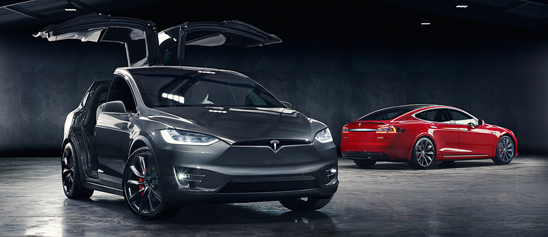 店舗には「モデル X」（手前）と「モデル S」（奥）を展示