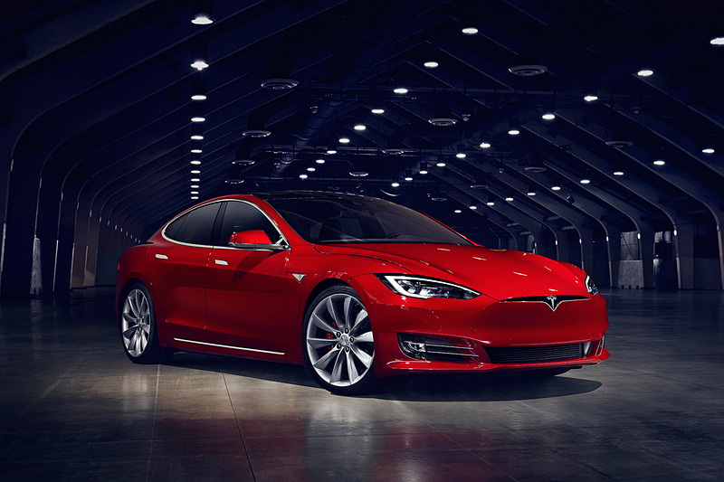 モデル S（左）、モデル X（右）は試乗も可能