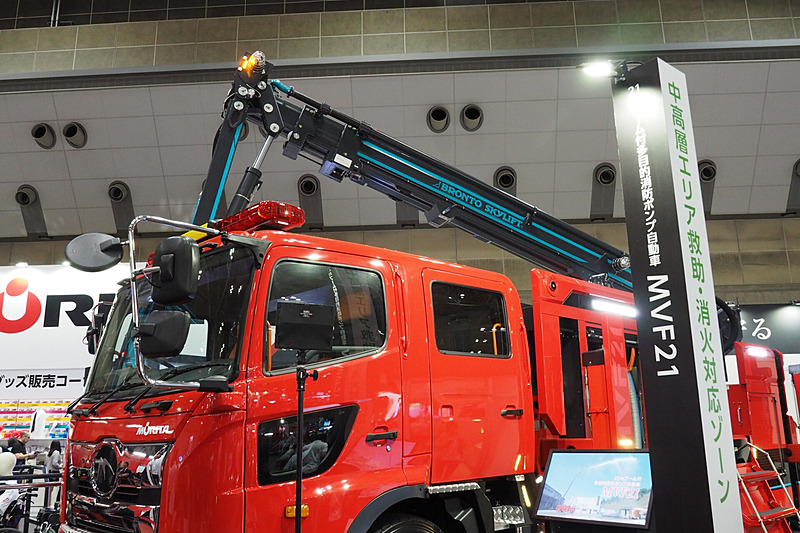 BRONTO SKYLIFT OY AB社の技術を使い、21mのブームと最大400kg対応のバスケットを装備