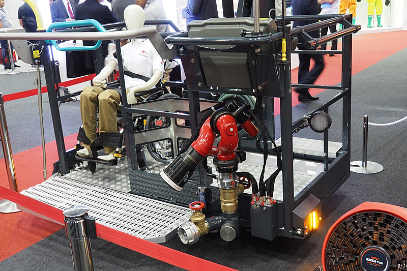 BRONTO SKYLIFT OY AB社の技術を使い、21mのブームと最大400kg対応のバスケットを装備