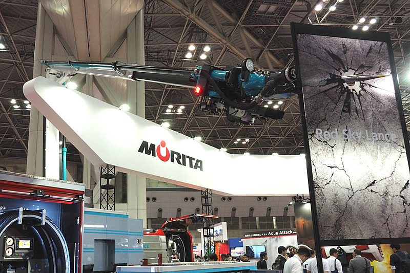 放水銃の先端に破壊器具を備えて、放水のための開口部を作ることができる。先端にはカメラを装備