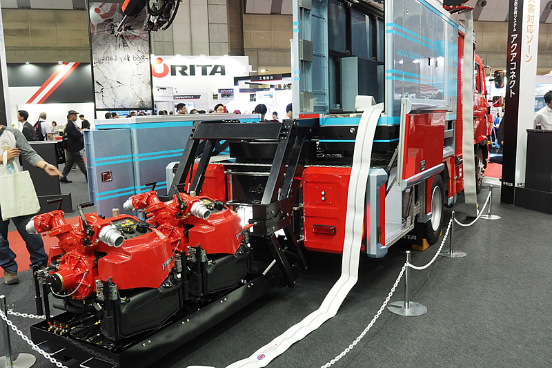 水を汲み上げる可搬式のポンプを搭載、積み下ろしも容易