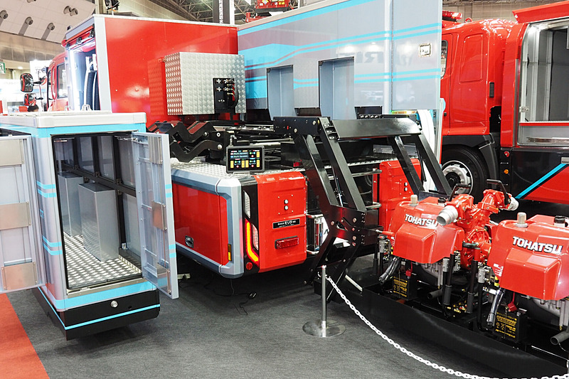 ホースを収納するコンテナを側面に装備するが、別のコンテナに積み替えもできる