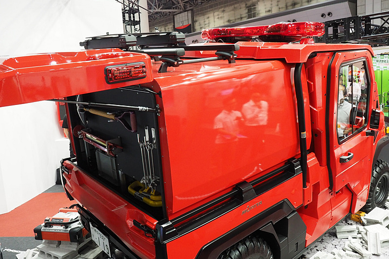 後部は入れ替え可能なほか、牽引のためのヒッチメンバーも装備する